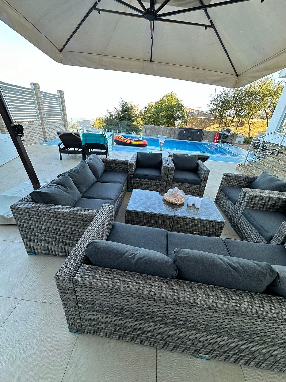  Лаунж-зона с трёхместным диваном KARL (серая) у бассейна крым